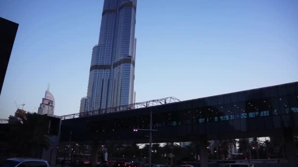 DUBAI, Émirats arabes unis - JANVIER 2018 : Burj Khalifa le soir après le coucher du soleil . — Video