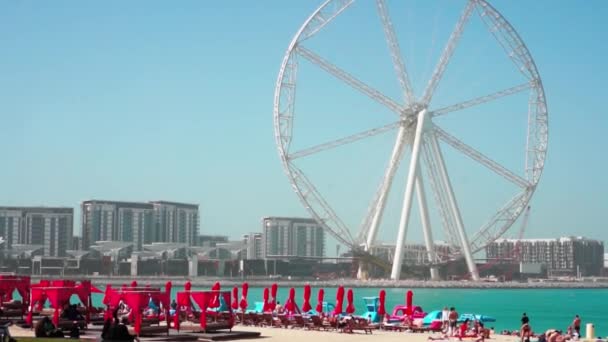 Dubai Marina strandján. Napfényes nap a tengeren. — Stock videók