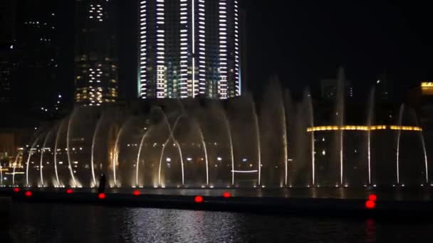 Dubai, Birleşik Arap Emirlikleri - Ocak 2018: Fountain yakınındaki Burj Khalifa city bölgesindeki aydınlatılmış. — Stok video