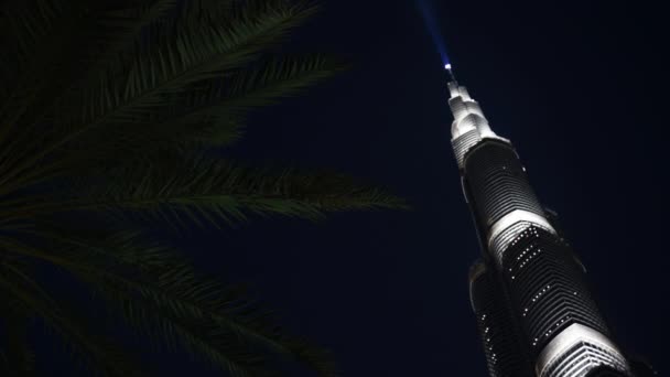ДУБАЙ, ОАЭ - ЯНВАРЬ 2018: Бурдж Халифа в ночное время . — стоковое видео