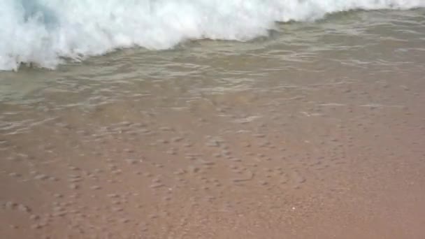 Ondas do mar sobre areia praia fundo de férias . — Vídeo de Stock