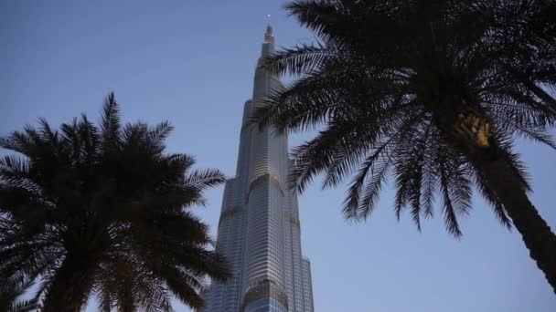 DUBAI, Emirados Árabes Unidos - JANEIRO 2018: Burj Khalifa à noite após o pôr do sol . — Vídeo de Stock