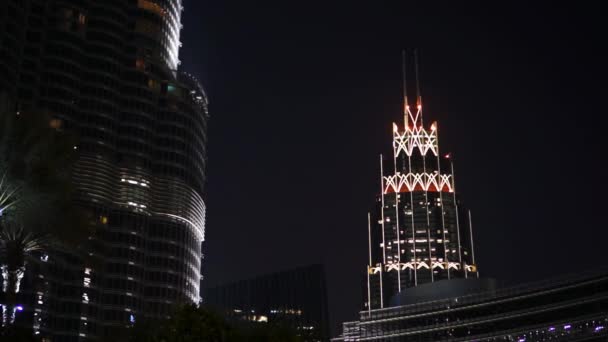 Dubai, Verenigde Arabische Emiraten - januari 2018: Burj Khalifa in de nachttijd. — Stockvideo