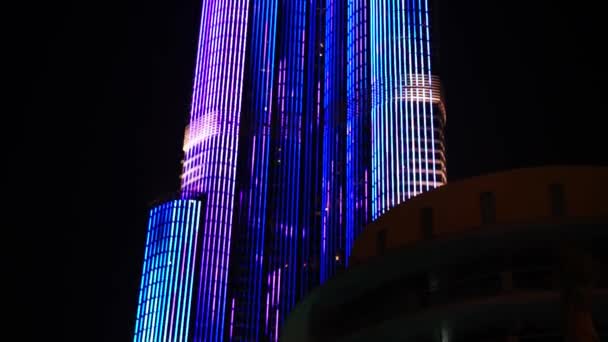 Dubai, Verenigde Arabische Emiraten - januari 2018: lichtshow op de Burj Khalifa. — Stockvideo