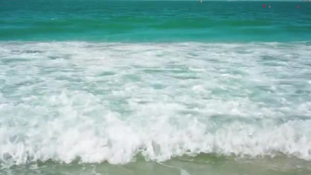 Ondas do mar sobre areia praia fundo de férias . — Vídeo de Stock