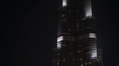 Dubai, Birleşik Arap Emirlikleri - Ocak 2018: Uluslararası Dubai Kongre ve Sergi Sarayı gece zamanında.