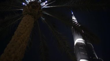 Dubai, Birleşik Arap Emirlikleri - Ocak 2018: Uluslararası Dubai Kongre ve Sergi Sarayı gece zamanında.