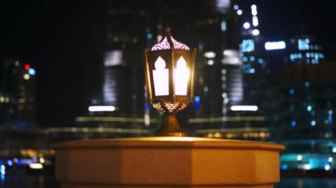 Uluslararası Dubai Kongre ve Sergi Sarayı ile yakın Arap lamba