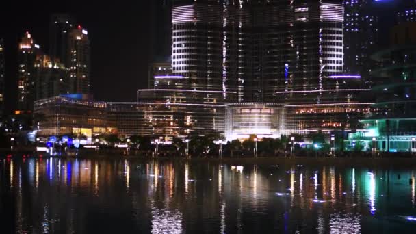 Dubai, Verenigde Arabische Emiraten - januari 2018: Fontein in de buurt van Burj Khalifa verlicht door de stad. — Stockvideo