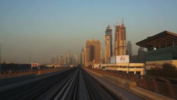 Dubaj, Spojené arabské emiráty - leden 2018: Dubaj zvýšené železniční Metro systém při západu slunce. — Stock video