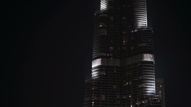 Dubai, Verenigde Arabische Emiraten - januari 2018: Burj Khalifa in de nachttijd. — Stockvideo