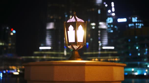 Arabische lamp in de buurt van Burj Khalifa — Stockvideo