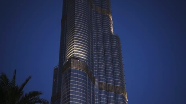 Dubaj, Spojené arabské emiráty - leden 2018: Burj Khalifa večer po západu slunce. — Stock video