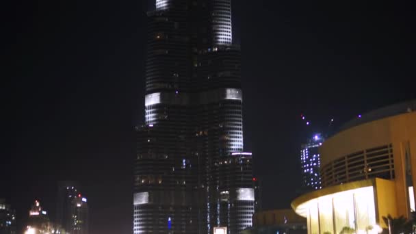 DUBAI, Emiratos Árabes Unidos - ENERO 2018: Burj Khalifa en la noche . — Vídeos de Stock