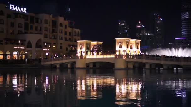 DUBAI, Emirati Arabi Uniti - GENNAIO 2018: Fontana vicino al Burj Khalifa illuminata dalla città . — Video Stock