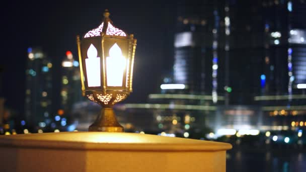Arabische Lampe in der Nähe mit Burj Khalifa. — Stockvideo