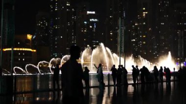Dubai, Birleşik Arap Emirlikleri - Ocak 2018: Fountain yakınındaki Burj Khalifa city bölgesindeki aydınlatılmış.
