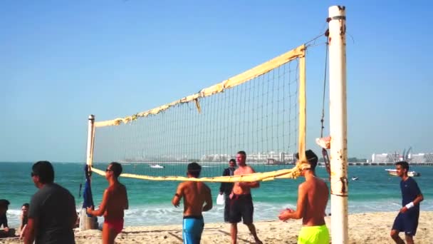 Dubaj, ZEA - stycznia 2018: Siatkówka na plaży w Dubai Marina. — Wideo stockowe