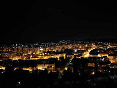 Macaristan, Miskolc şehri, gece kenti panoraması.