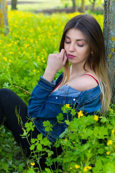 Una Chica Ropa Mezclilla Con Pelo Hermoso Sienta Apoyada Árbol — Foto de Stock