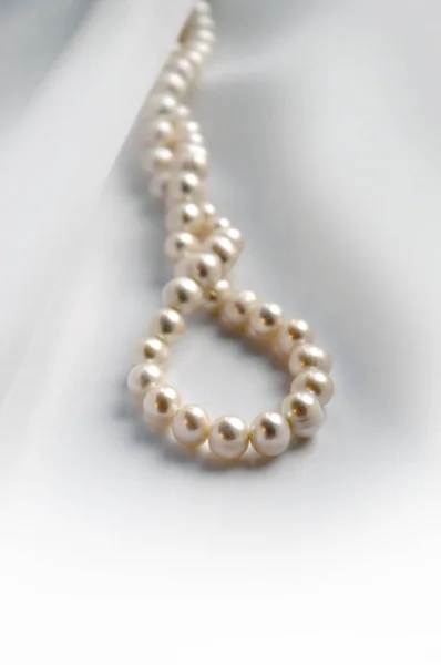 Elegante witte achtergrond met silk en pearl. Prachtige zijden gordijnen — Stockfoto