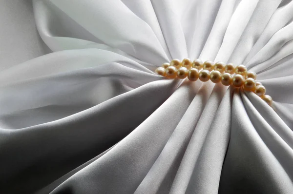 Elegante fondo blanco con seda y perla. Hermosas cortinas de seda — Foto de Stock