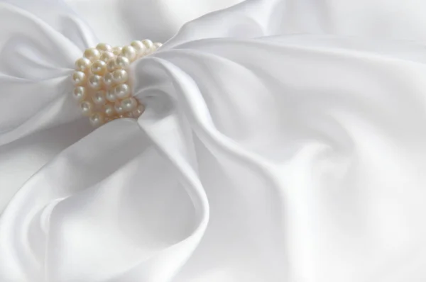 Fondo blanco de lujo con seda y perla. Hermosas cortinas de seda — Foto de Stock