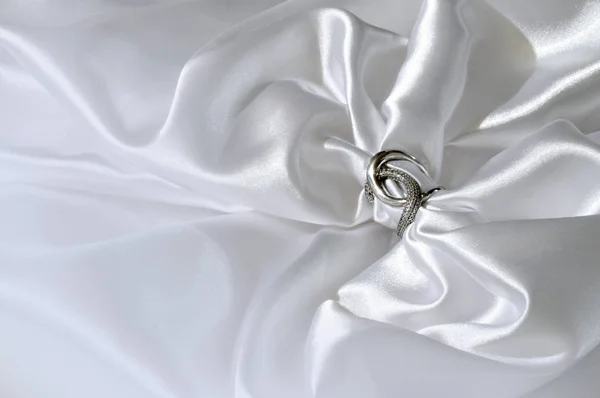 Seda branca drapeado com anel de luxo — Fotografia de Stock