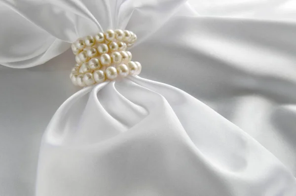 Luxe witte achtergrond met silk en pearl. Prachtige zijden gordijnen — Stockfoto