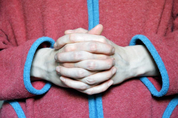 Le mani di un monaco, piegate in posizione di preghiera — Foto Stock