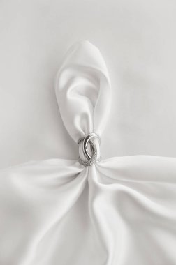 Beyaz ipek ile lüks halka bol dökümlü