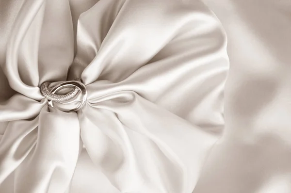 White Draped Silk Luxury Ring — Stock Photo, Image