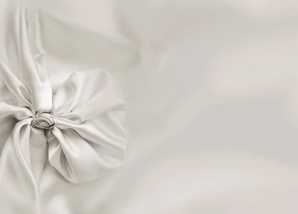 Biały Okrytą Jedwabiu Luksusowych Pierścień — Zdjęcie stockowe