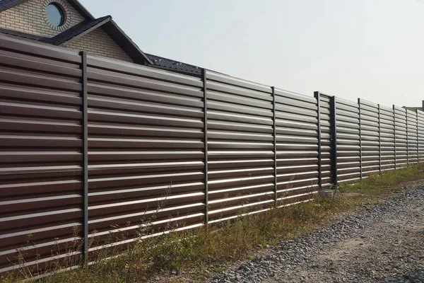 Çimlerin üzerinde özel kahverengi metal çitler.
