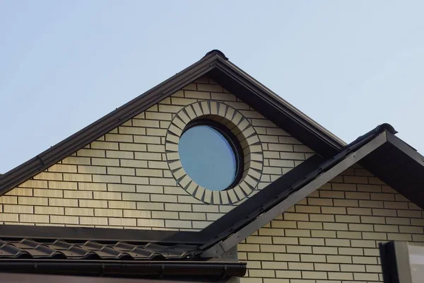 Loft Ladrillo Marrón Con Una Ventana Redonda Contra Cielo — Foto de Stock