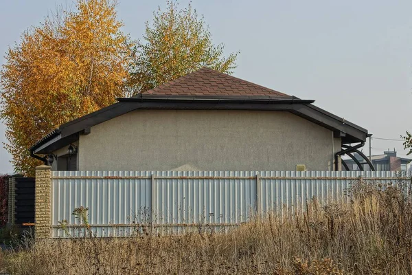 干草和棕色乡村房屋中的灰色金属栅栏 — 图库照片