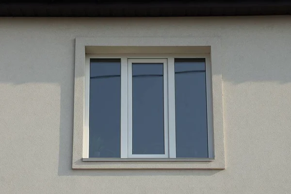 Ein Großes Weißes Quadratisches Fenster Einer Grauen Wand — Stockfoto