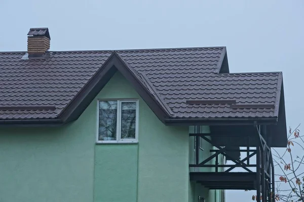 Hausfassade Mit Grüner Wand Und Fenster Unter Braunem Ziegeldach Vor — Stockfoto