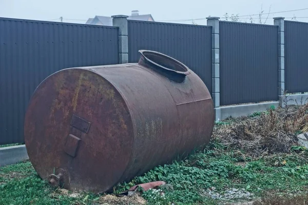 Brauner Rostiger Eisentank Liegt Auf Grünem Gras Neben Grauem Zaun — Stockfoto