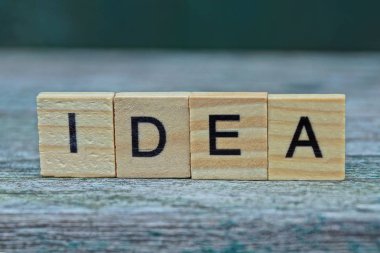 Gri bir masanın üzerindeki tahta harflerden yapılmış kelime fikri. 