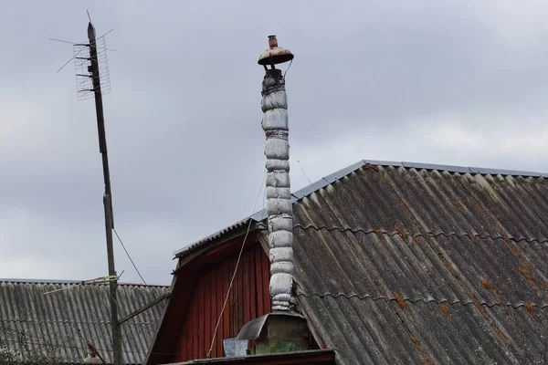 Egy Hosszú Fémcső Egy Szürke Palatetőn Felé — Stock Fotó