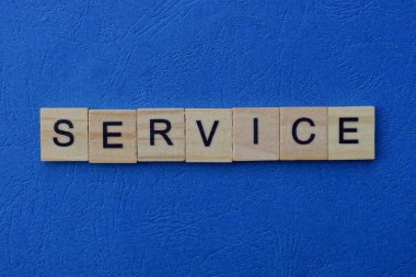 Kelime servisi mavi arkaplandaki ahşap kahverengi harflerden yapılmış.