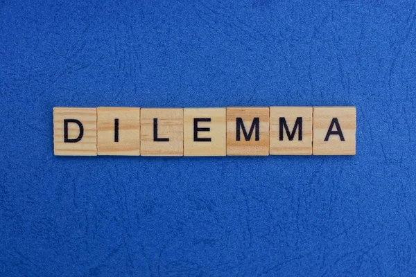 Wortdilemma Aus Holzbuchstaben Auf Blauem Tisch — Stockfoto