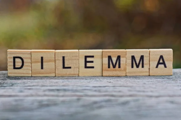 Wortdilemma Aus Holzbuchstaben Auf Einem Grauen Tisch — Stockfoto