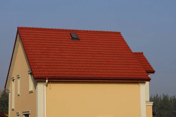 Podkroví Soukromého Domu Okny Střechou Pod Červenou Dlaždicí Pozadí Modré — Stock fotografie
