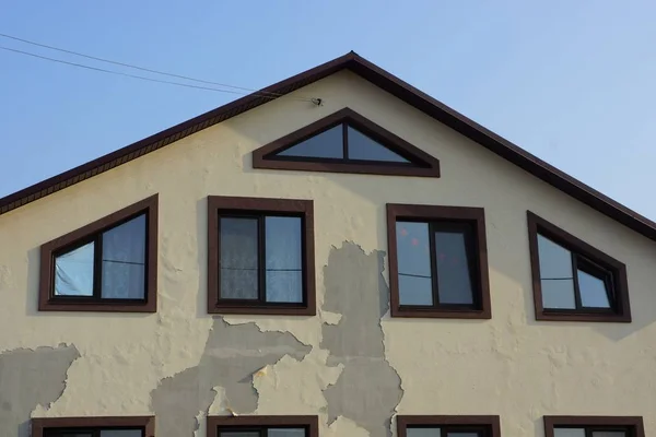 Zolder Van Een Grijs Huis Met Armoedig Stucwerk Bruine Ramen — Stockfoto