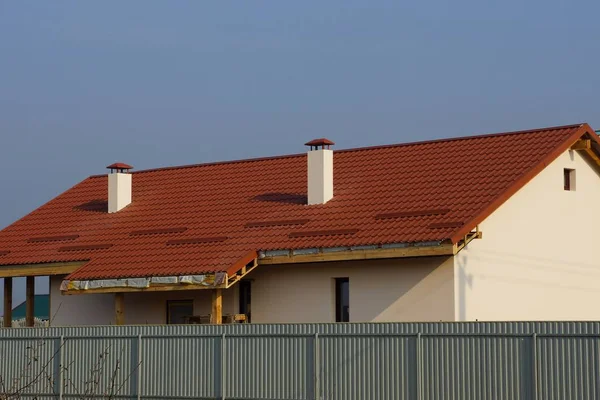 Casa Privada Com Janelas Telhado Sob Azulejo Vermelho Fundo Azul — Fotografia de Stock