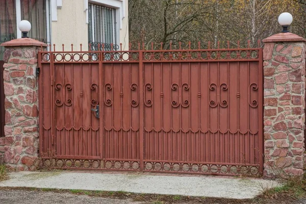 Закрытые Красные Металлические Ворота Выкованным Рисунком Сельской Улице — стоковое фото