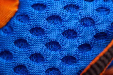 Parlak mavi arkaplan desenli kumaş parçasından