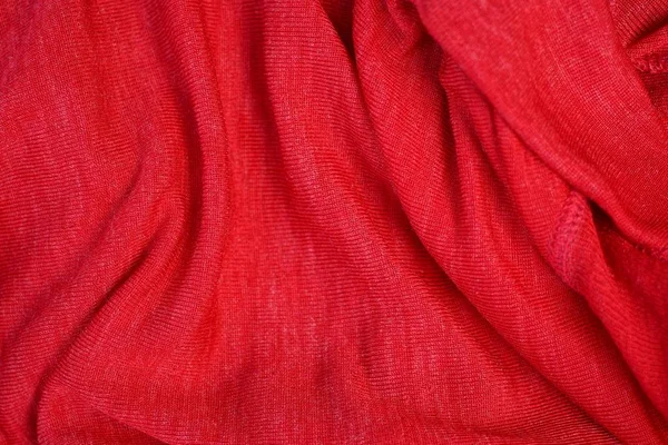 Jasne Czerwone Tło Kawałka Pogniecionej Tkaniny Ubraniu — Zdjęcie stockowe